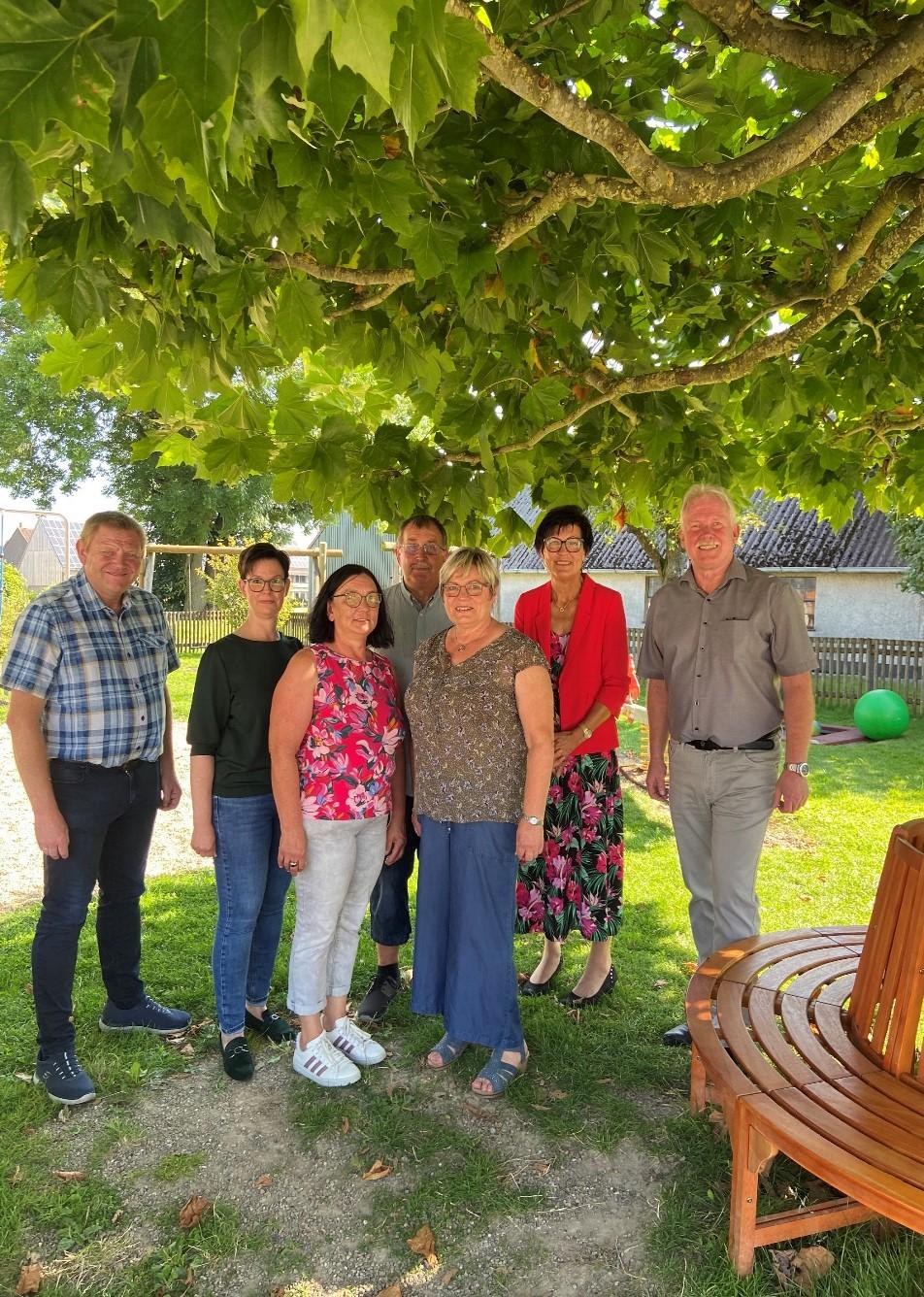 Auf dem Foto zu sehen (v.l.n.r.) Ottmar Schmitz (Personalratsvorsitzender), Nadin Quest (Amtsleiterin für Schulver-waltung, Sport und Kultur), Huberta Wegener, Werner Lülfs, Monika Lülfs, Maria Feldman (Leiterin des Kindergartens in Meerhof) und Bürgermeister Thomas Schröder 