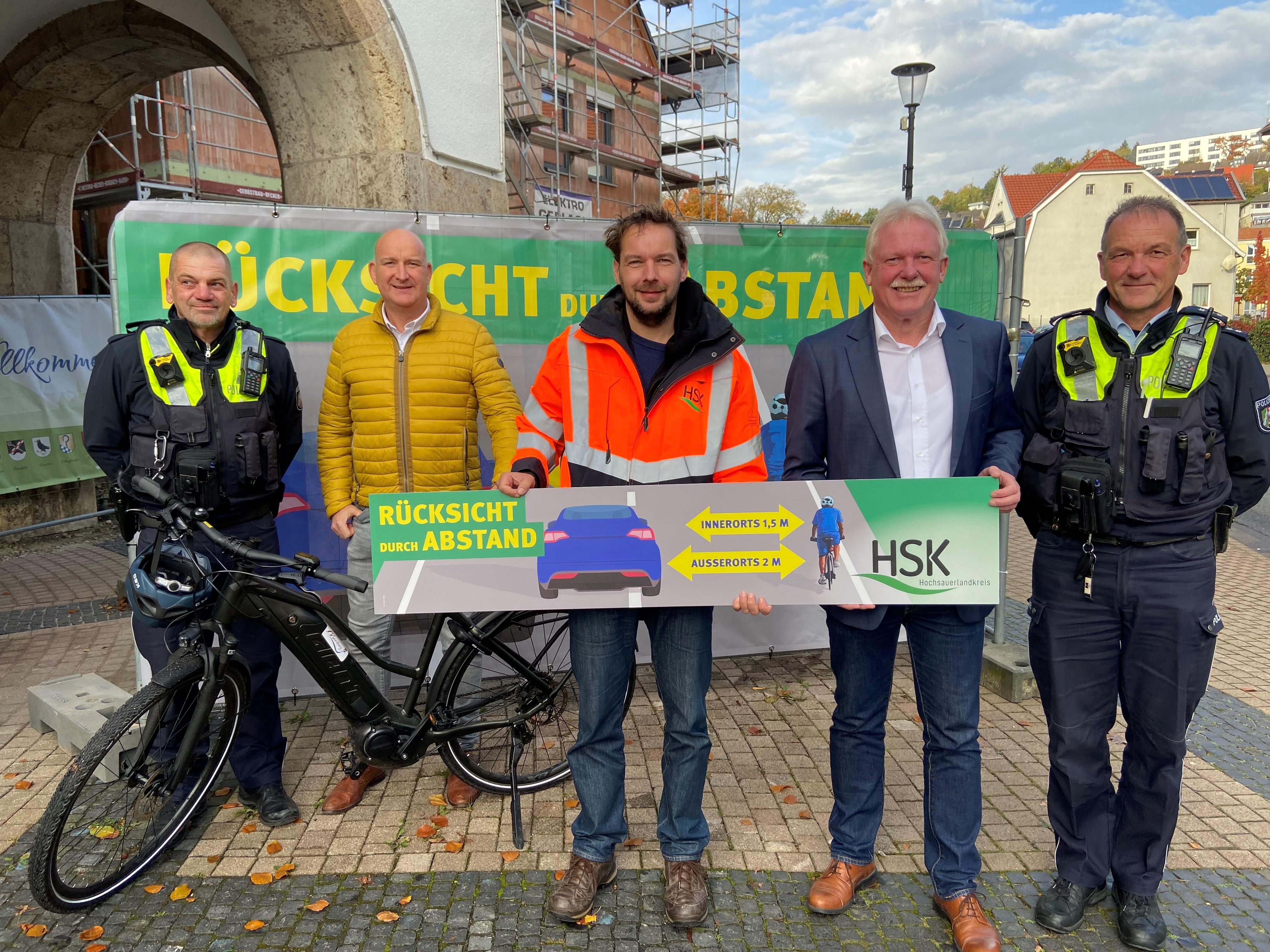 Foto von links: Ralf Köcher (Bezirksbeamter), Hubert Aßhauer (Stadt Marsberg), Christoph Hester (Radverkehrsbeauftragter des HSK), Bürgermeister Thomas Schröder, Hubertus Agel (Bezirksbeamter).