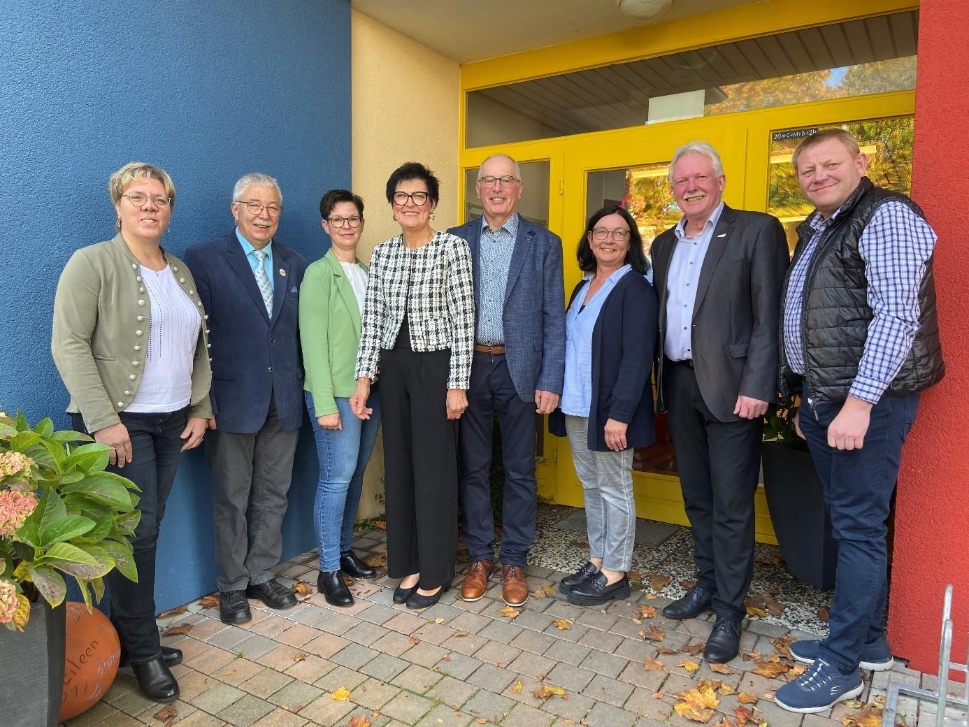 Auf dem Foto zu sehen (v.l.n.r.): Katharina Boldt (stellvertr. Leiterin des Haupt- und Personalamtes), Hans-Josef Dülme (Ortsbürgermeister von Meerhof), Nadin Quest (Amtsleiterin des Amtes für Schulverwaltung, Sport und Kultur), Maria Feldmann, Heinrich Feldmann, Huberta Wegener, Bürgermeister Thomas Schröder und Ottmar Schmitz (Personalratsvorsitzender).