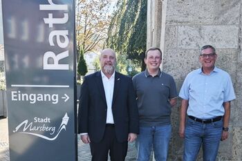 Auf dem Bild zu sehen (v. l. n. r.) Bürgermeister Matthias Koch, Nick Vogtland, Dirk Hartmann (Leiter Haupt- und Personalamt)